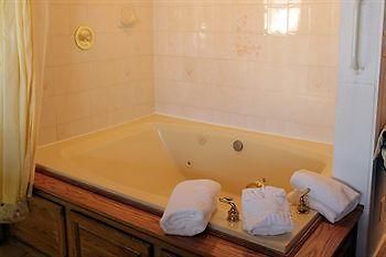 Sybaris Pool Suites Mequon Brown Deer Buitenkant foto
